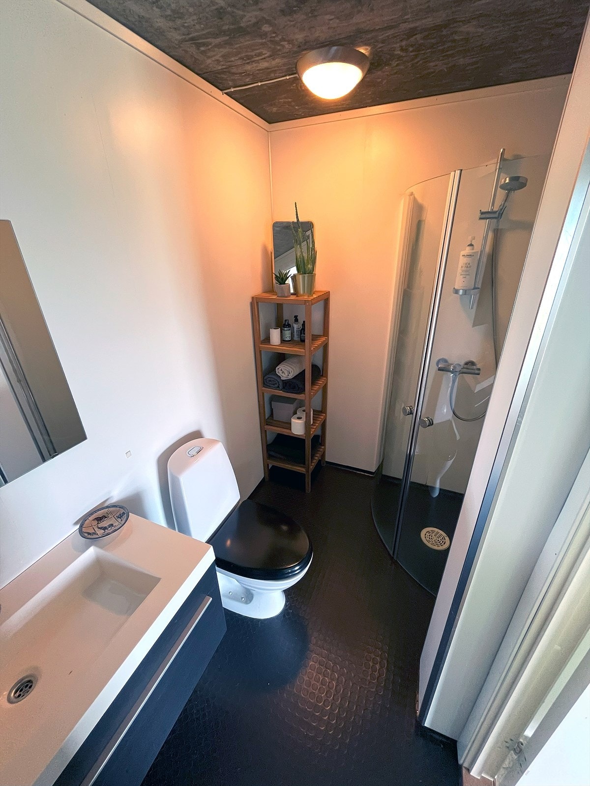 Bad i underetasjen med wc, dusjhjørne og seksjon med servant. Galleribilde