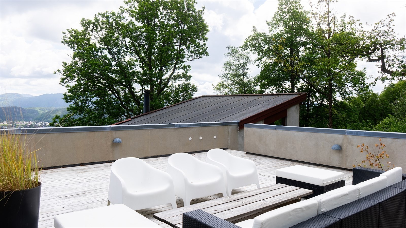 Nydelig utsikt over grønn natur og fjell! Galleribilde