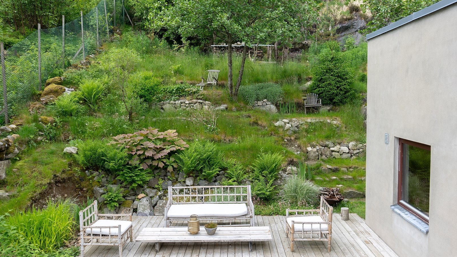 Vakre, grønne uteområder med flere solrike soner, perfekt for avslapning. Naturskjønn beliggenhet gir fredelige omgivelser og privatliv. Galleribilde