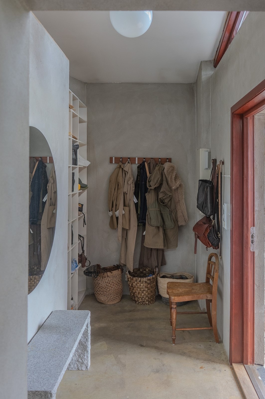 Innbydende entré med praktisk oppbevaringsplass, stilrent design og naturlig lys. Perfekt for organisering og velkomst av gjester. Galleribilde