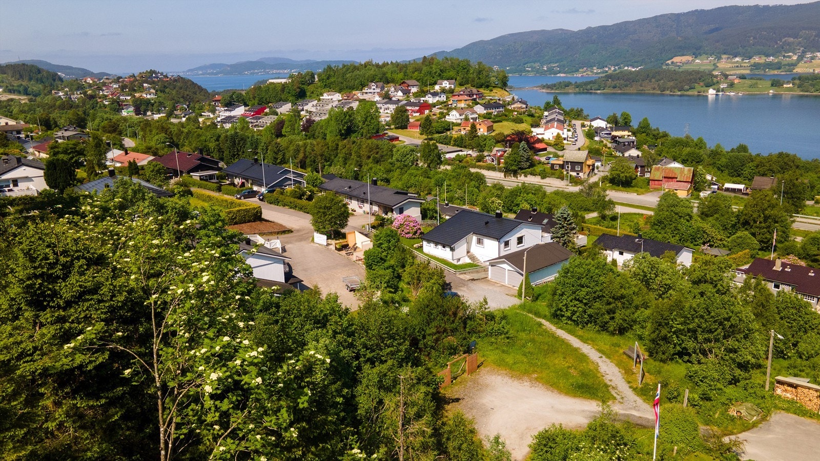Dronefoto av eiendommen og nærområdet - tatt fra sydøst Galleribilde