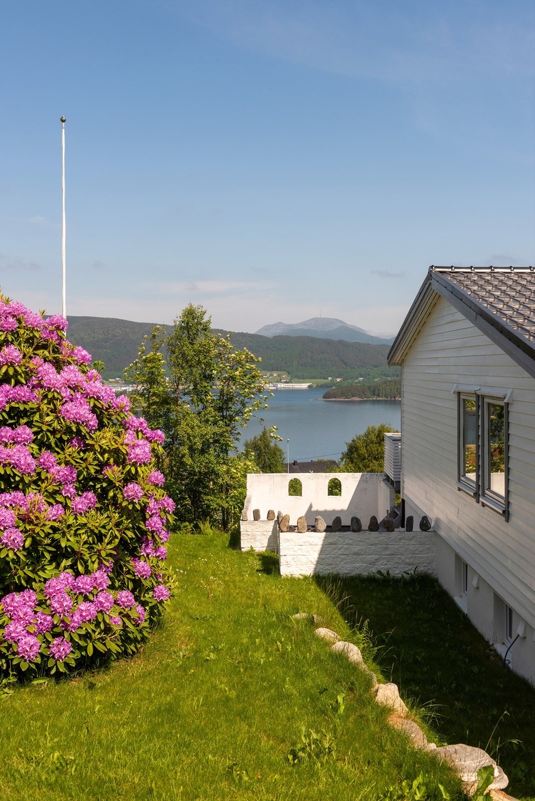 Fasade, hage og uteplass mot vest Galleribilde