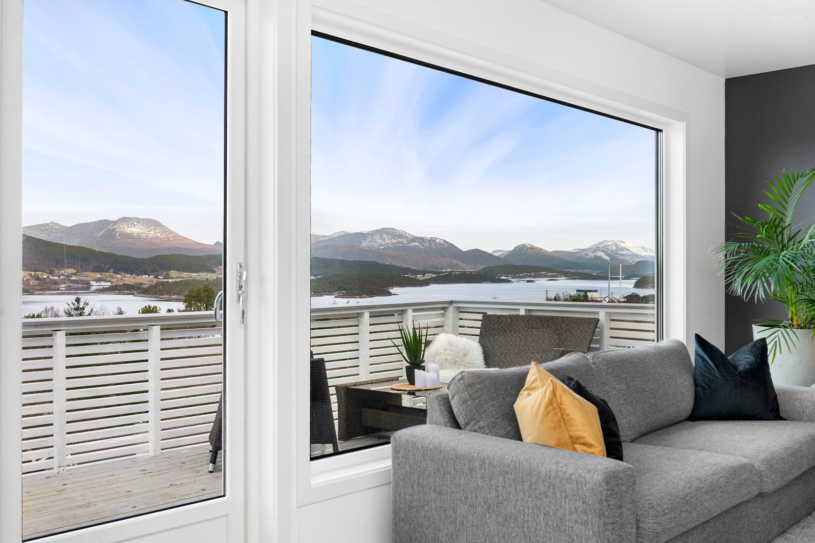 Fra stuen er det utgang til stor sydvendt veranda med flott utsikt Galleribilde