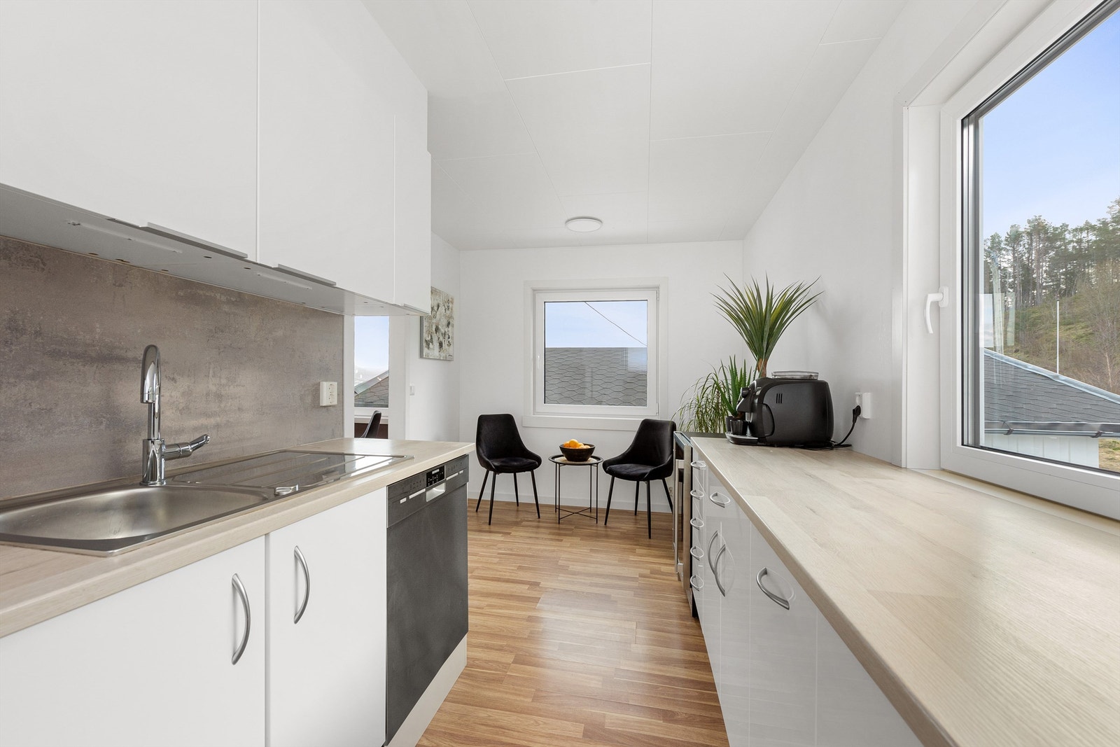 Frittstående komfyr, oppvaskmaskin, vinskap og kjøleskap. Vegghengt ventilator med komfyrvakt Galleribilde