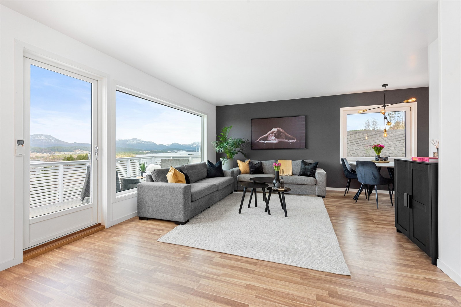 Stue med store vindusflater som gir godt med naturlig lysinnslipp samt flotte utsiktsforhold Galleribilde