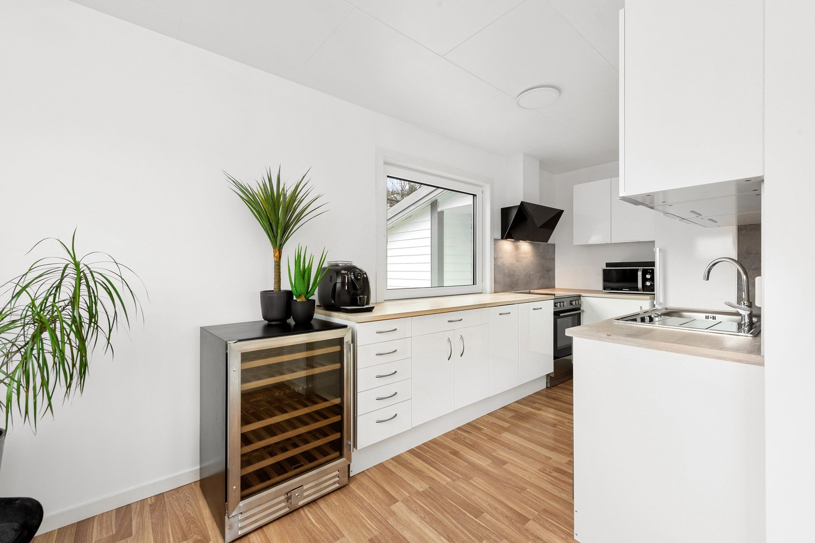 Ikea kjøkkeninnredning med glatte fronter og benkeplate av laminat Galleribilde