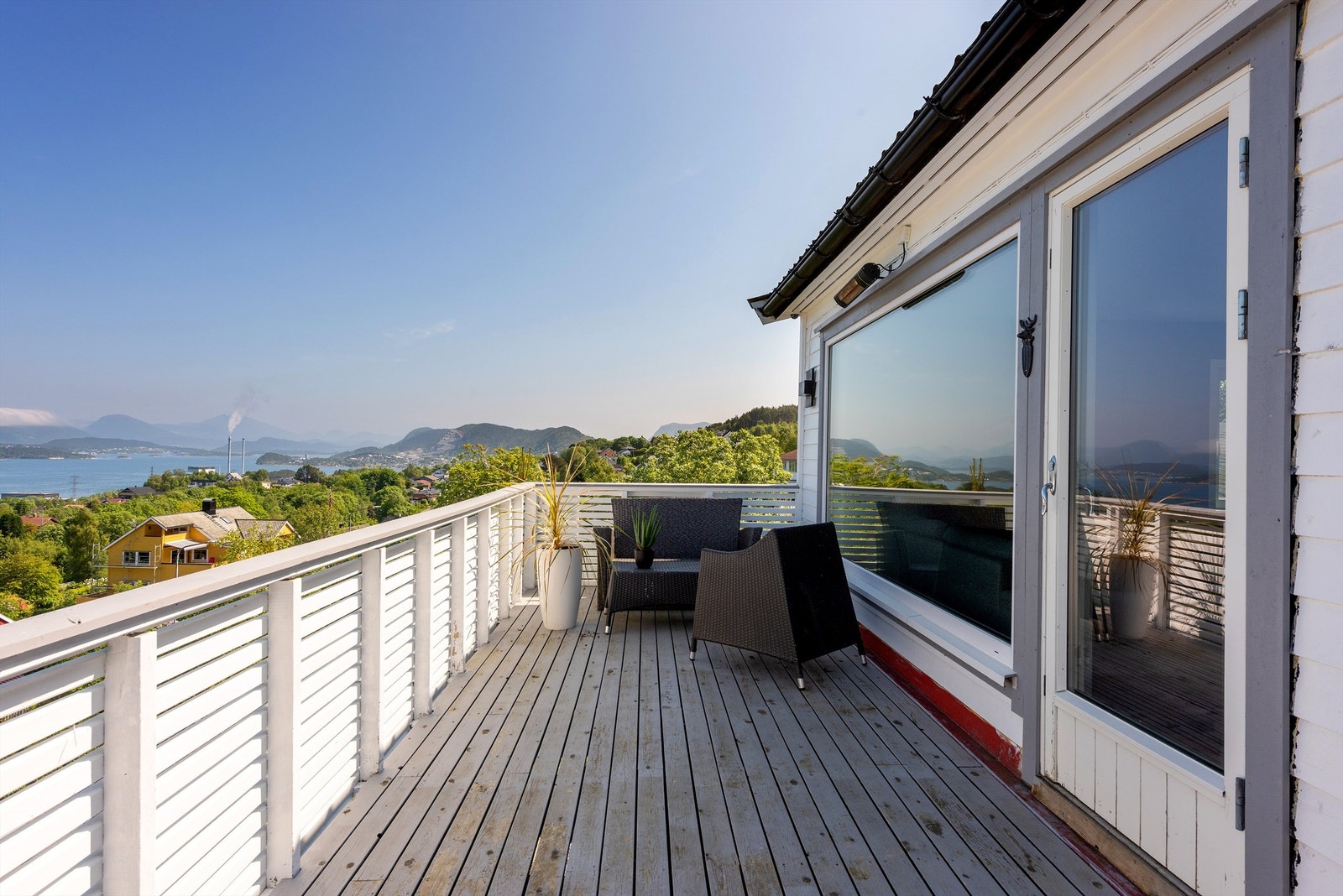 Stor terrasse i hele husets lengde mot nord med flott utsikt Galleribilde