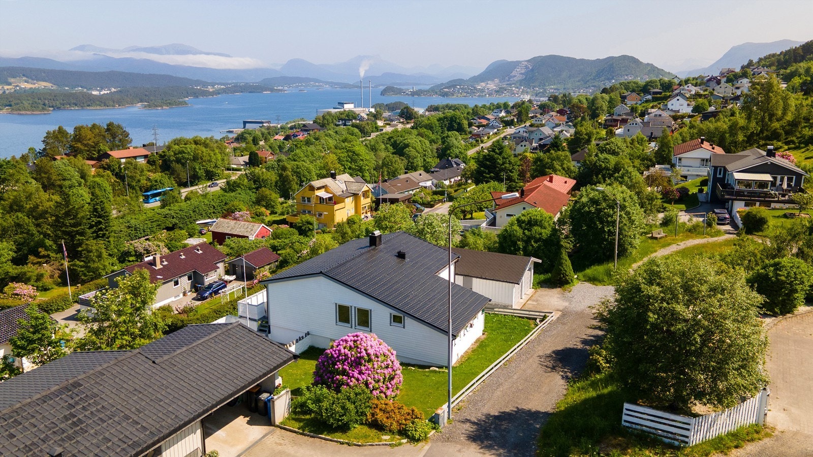 Dronebilde over eiendommen sett fra sydvest Galleribilde