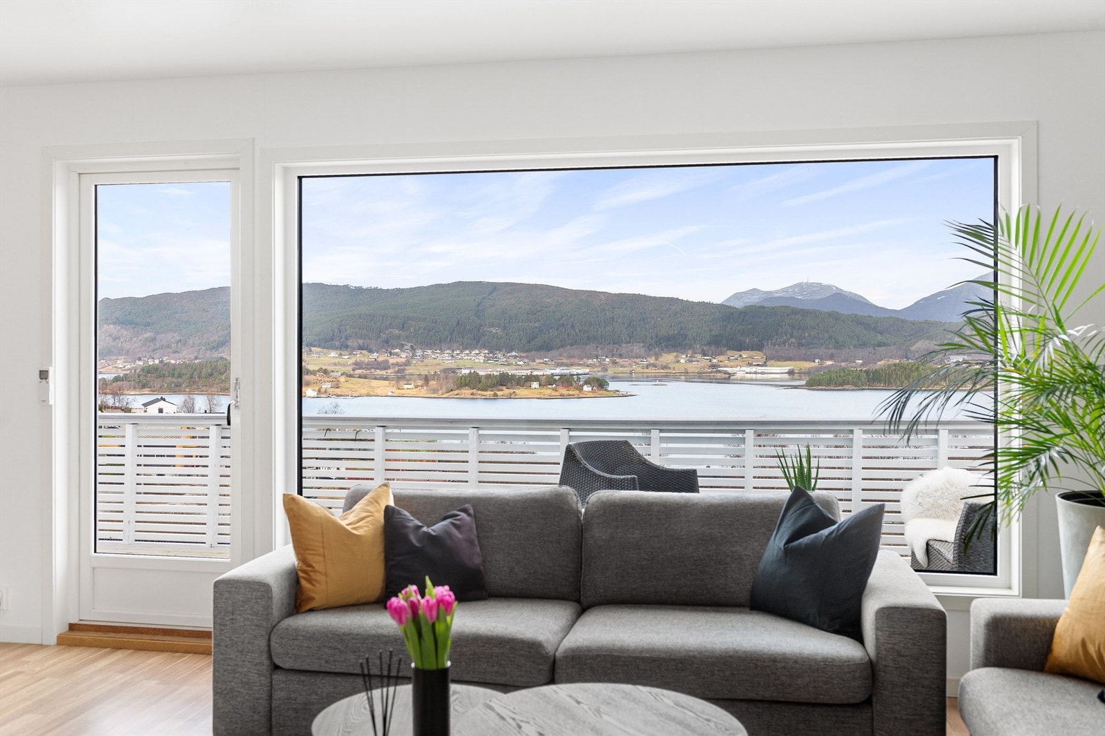 Store vindusflater gir rikelig med naturlig lysinnslipp på stuen Galleribilde