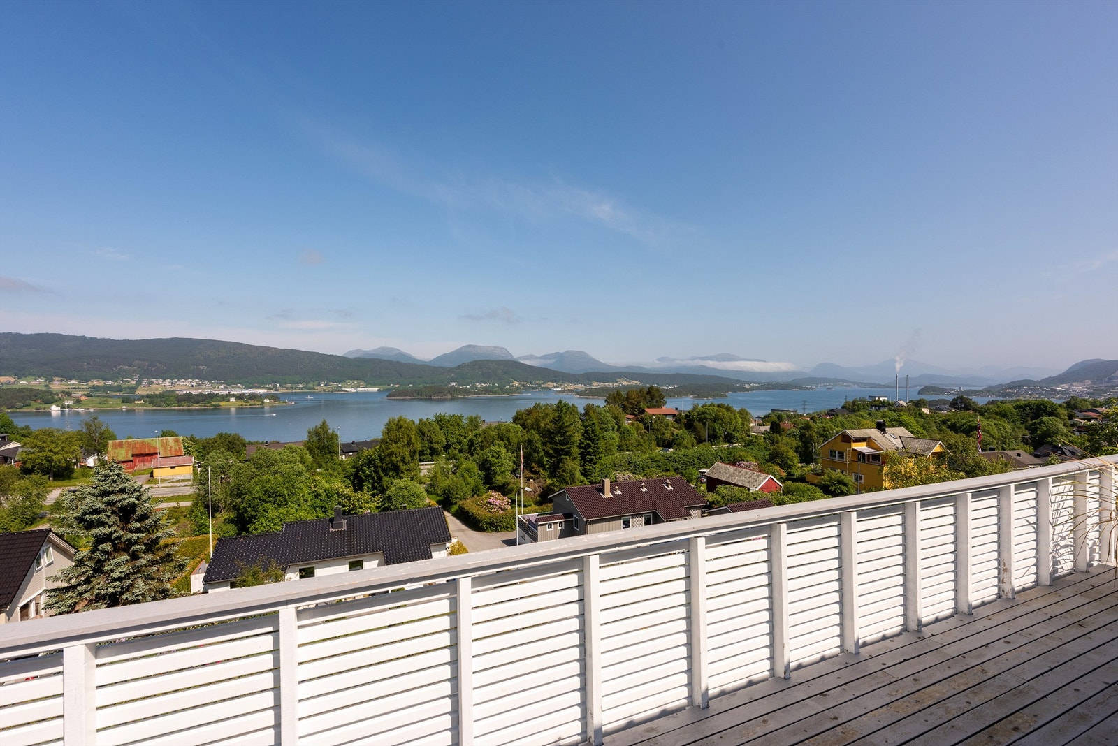 Flott utsikt fra terrassen mot Ellingsøyfjorden Galleribilde