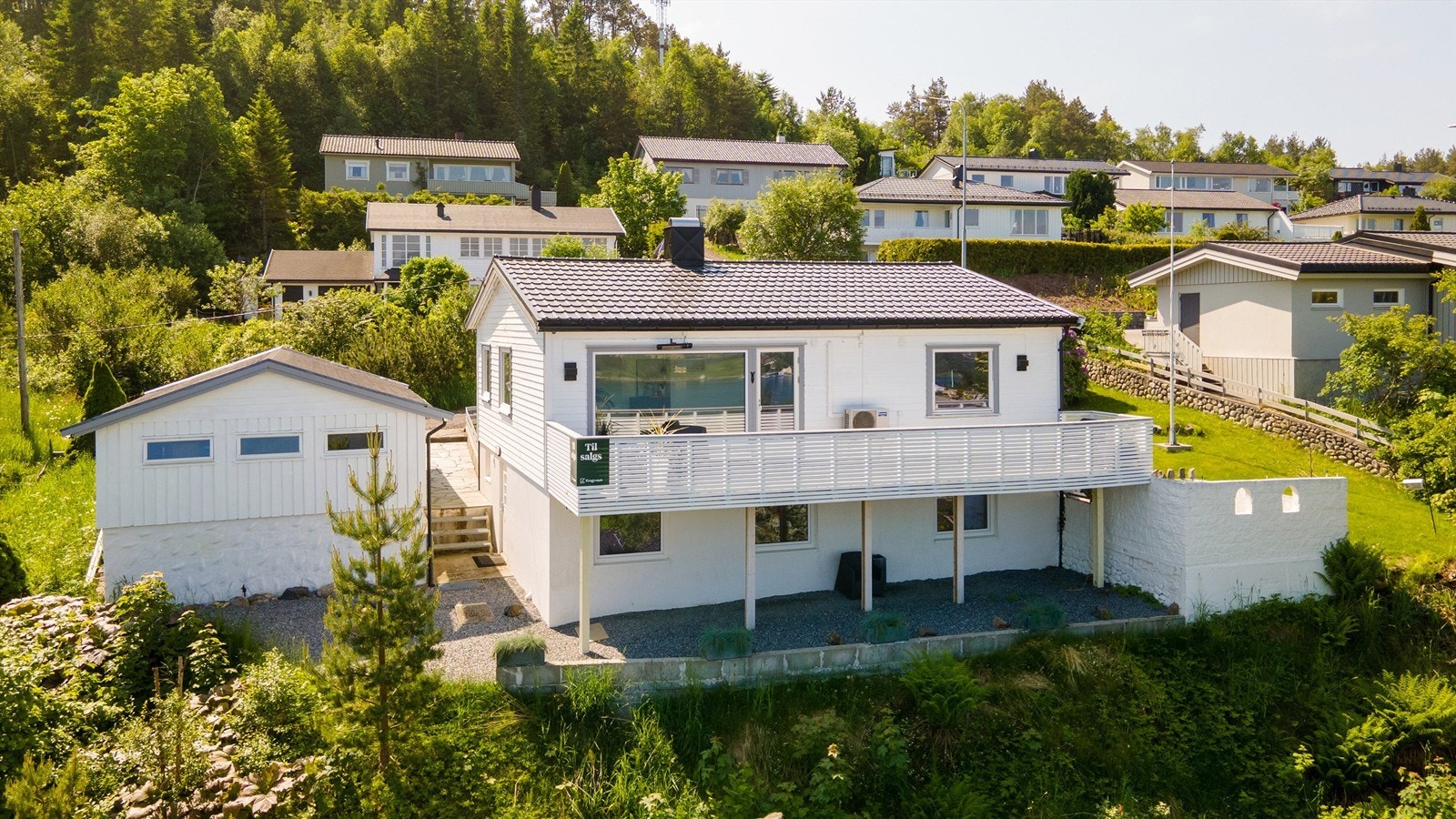 Dronebilde av eiendommens fasade sett fra nord mot sør Galleribilde