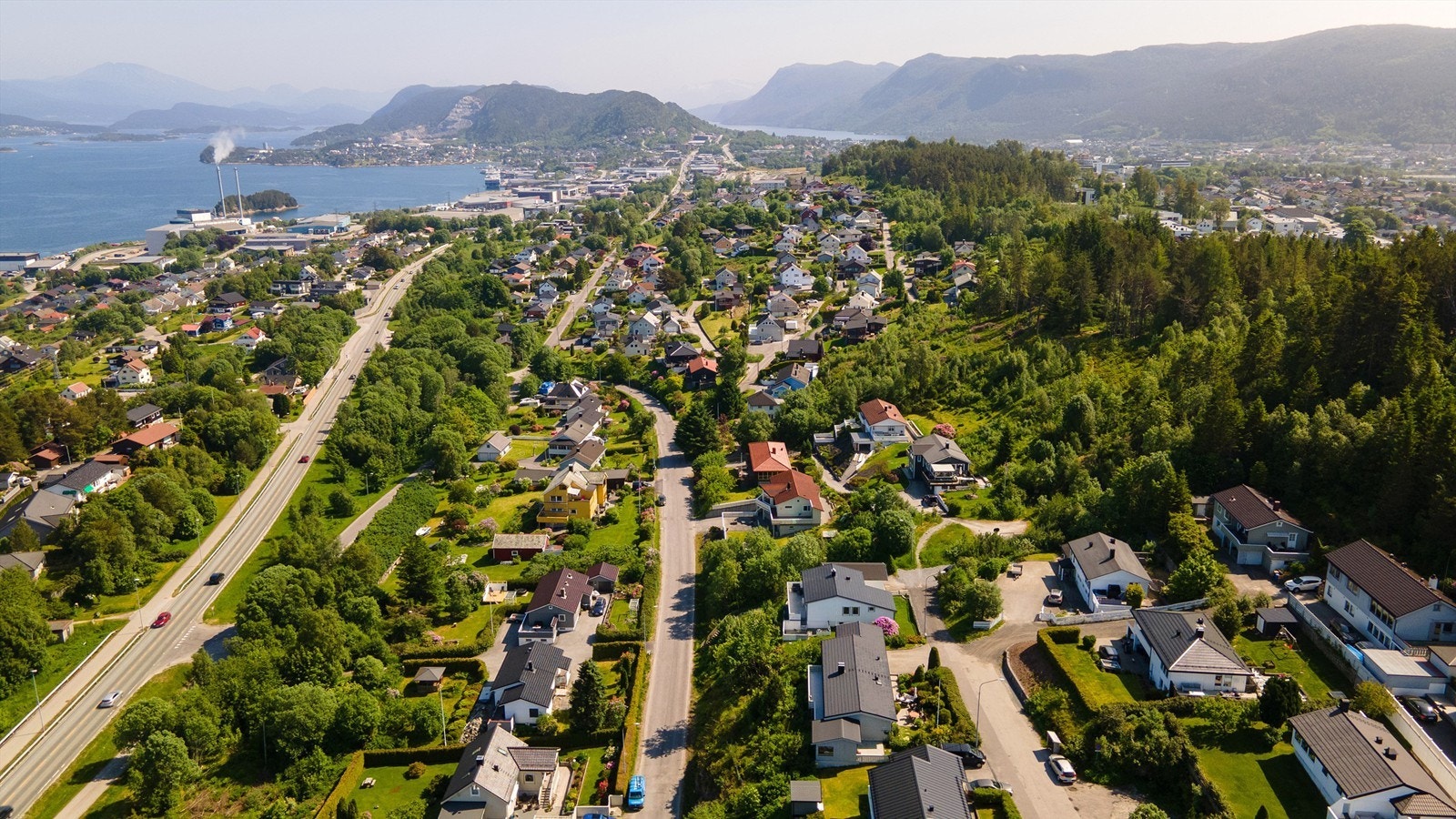 Dronebilde av eiendommen og nærområdet sett fra vest mot øst Galleribilde