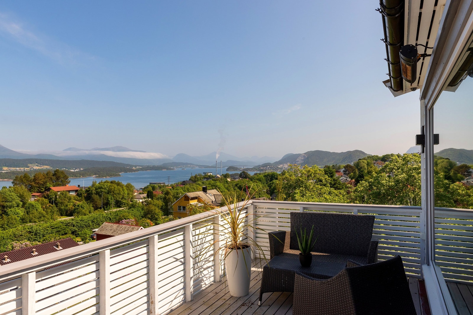 Terrasse utenfor stue i hovedetasjen med flott utsikt Galleribilde