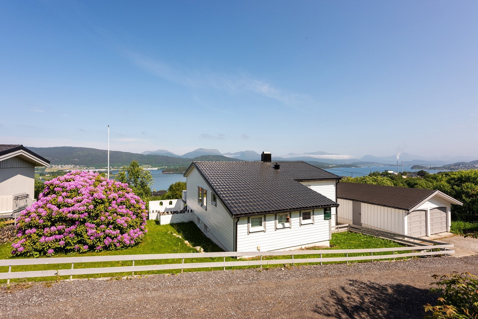 Fasade sett fra gate syd for eiendommen Galleribilde