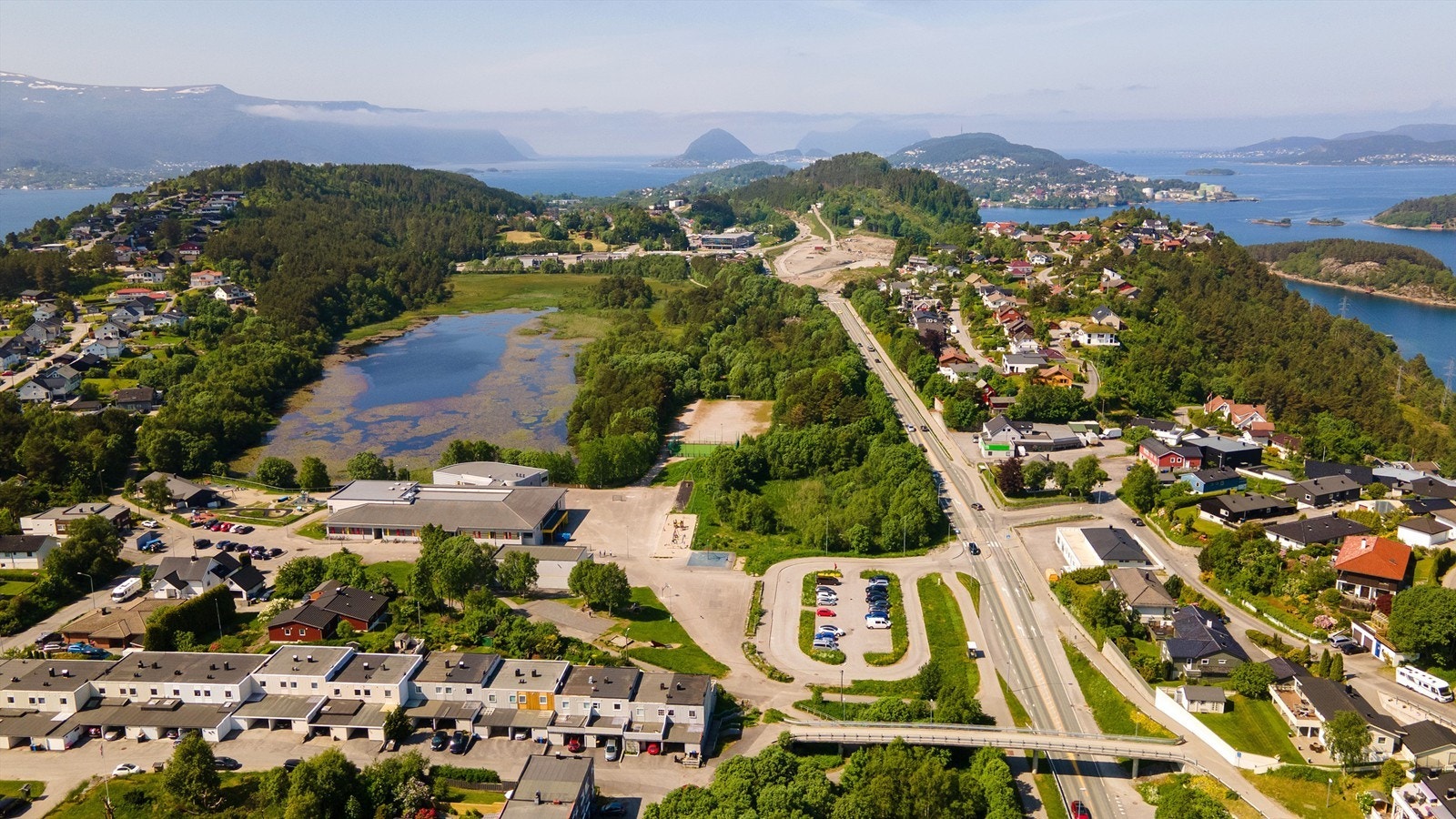 Nærområdet med Lerstad barneskole og barnehage i forkan av Lerstadvannet i gangavstand fra eiendommen Galleribilde