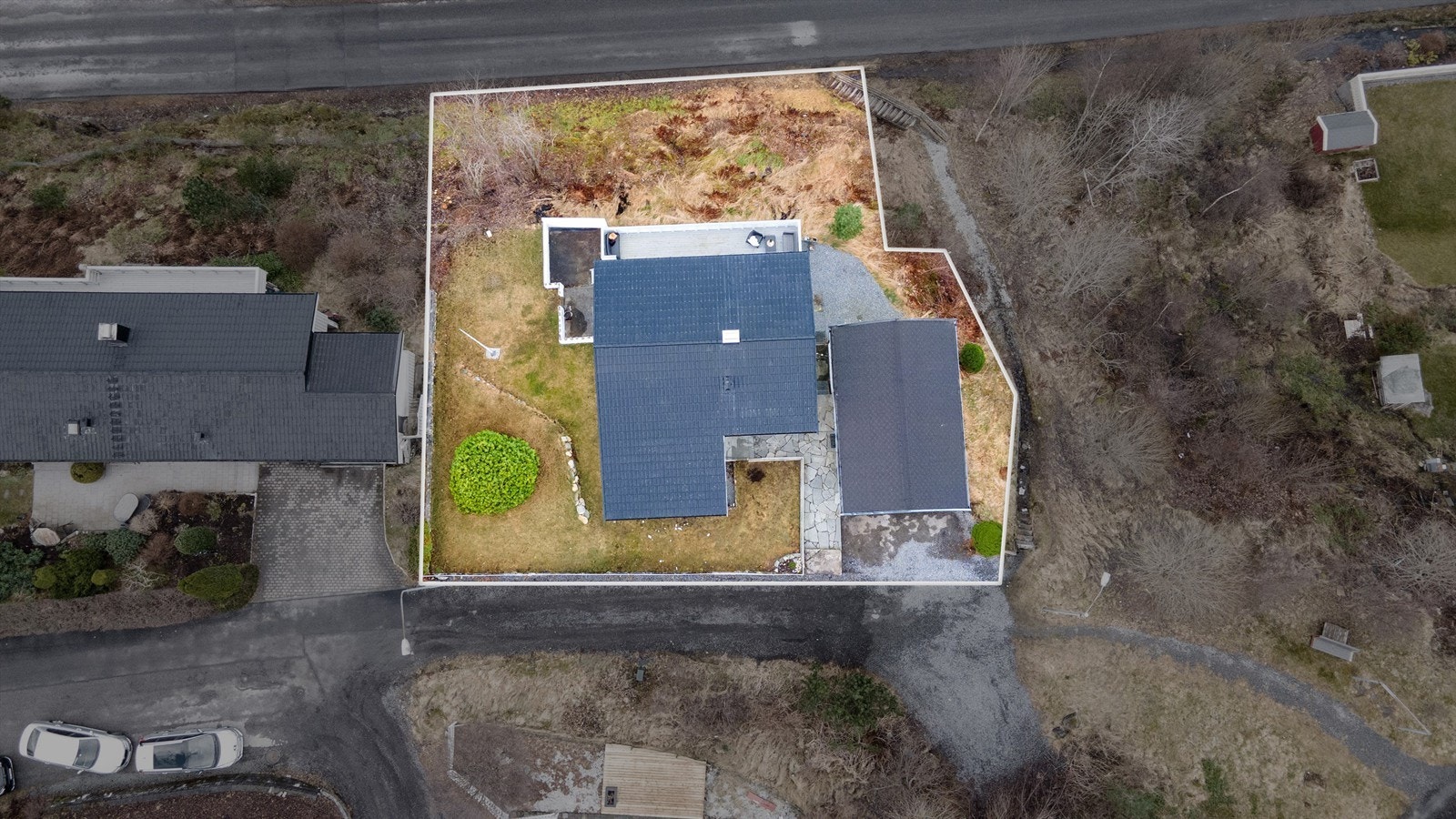 Dronefoto av tomten med markerte tomtegrenser Galleribilde