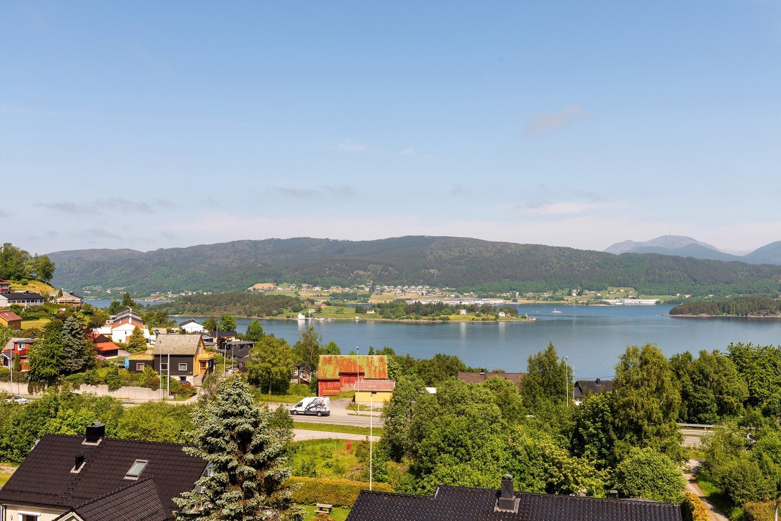 Flott utsikt mot nord mot Ellingsøyfjorden Galleribilde