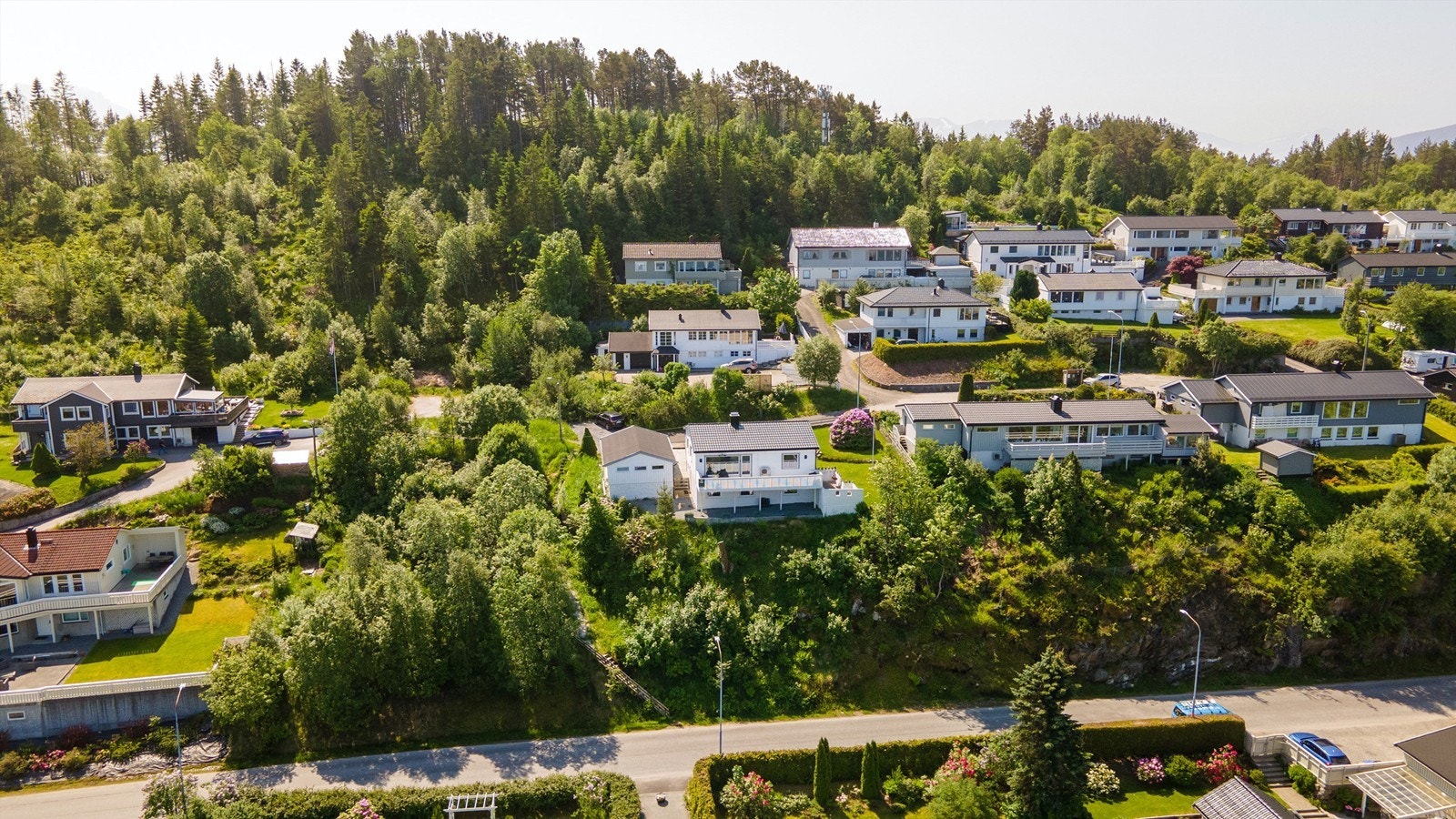 Dronebilde av eiendommen og nærområdet sett fra nord mot syd Galleribilde