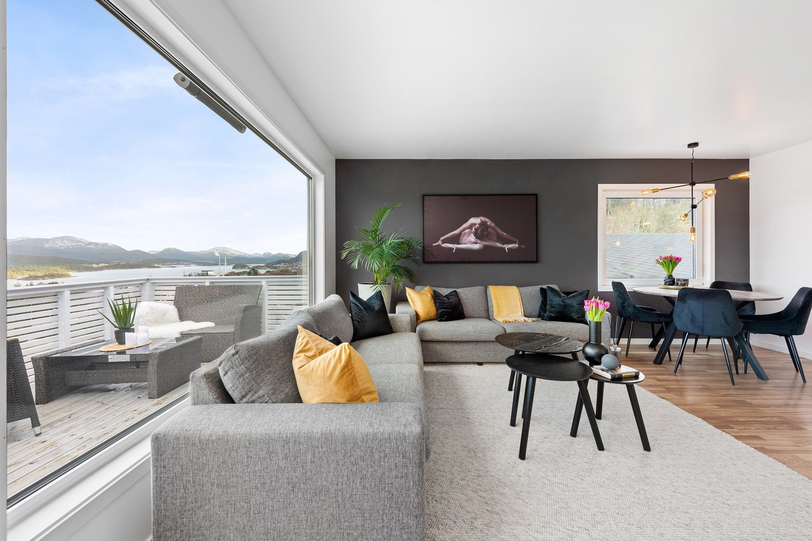 Stue med listefrie overganger mellom vegg og himling Galleribilde