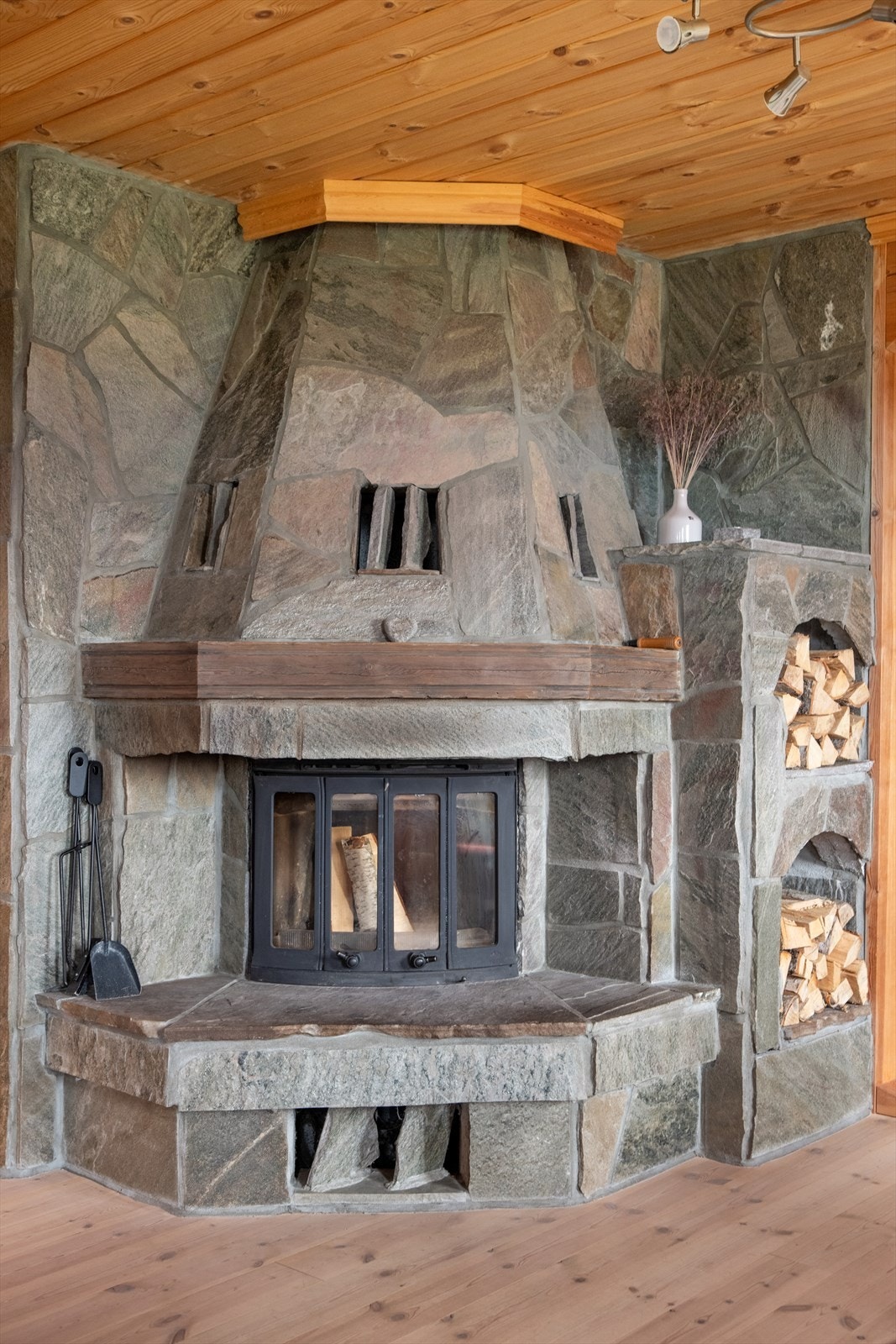 Stua har flere soner for møblering, og blikkfanget er den dekorative, plassbygde skiferpeisen med peisinnsats som gir en lun og god varme på kalde dager. Galleribilde
