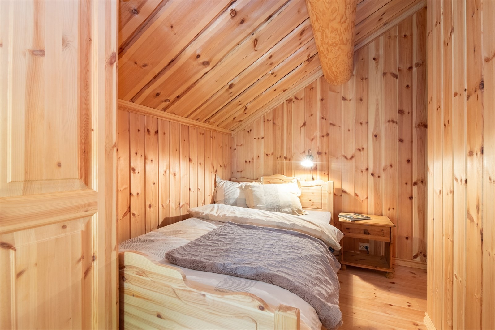 På et av soverommene er det plassbygget garderobeskap. I 2. etasje er det også et plassbygd garderobeskap ved trappa med god lagringsplass. Galleribilde