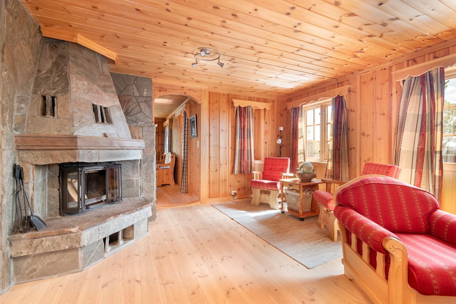 Stua, med oljet furugulv og gode vindusflater tilfører rikelig med dagslys og byr på strålende utsikt. Galleribilde