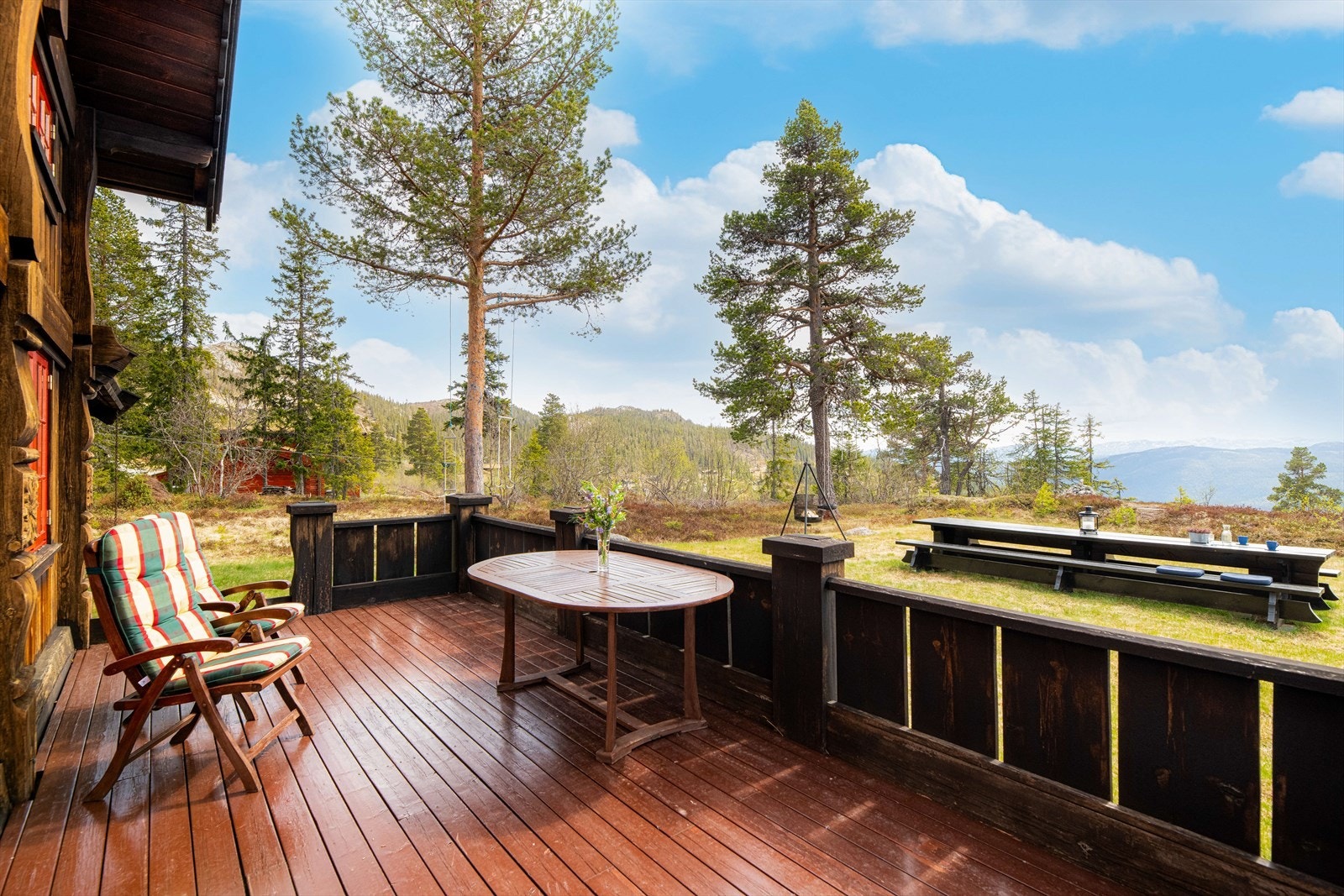 Flott familiehytte med en meget attraktiv beliggenhet i Flugonfjell hyttegrend med romslig tomt, nydelige sol- og utsiktsforhold og carport med hems og bod. Galleribilde