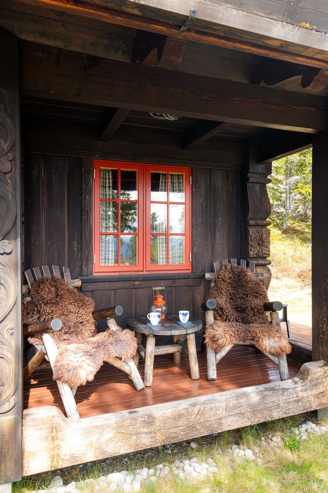 Fra kjøkkenet er det utgang til en lun svalgang hvor man kan nyte morgenkaffen med sol allerede fra 8-9 tiden på klare dager. Galleribilde