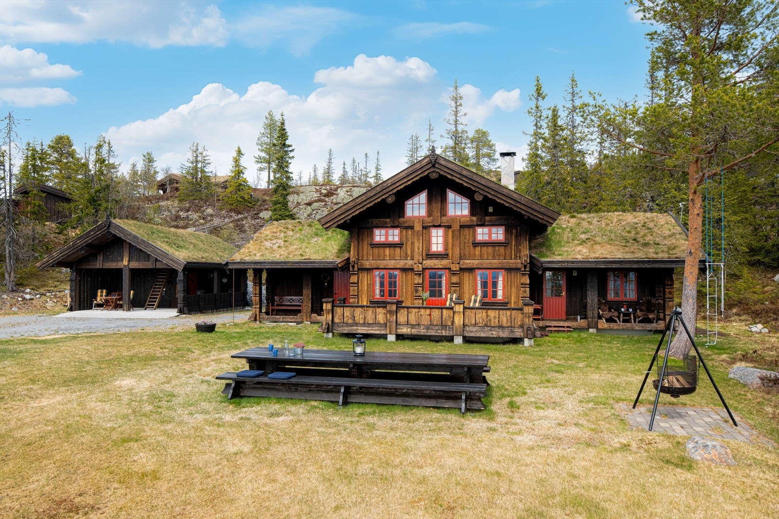 Hytta ligger på solsiden av Gaustatoppen, med bomvei inn til hyttefeltet. Hytta er tjærebehandlet. Galleribilde