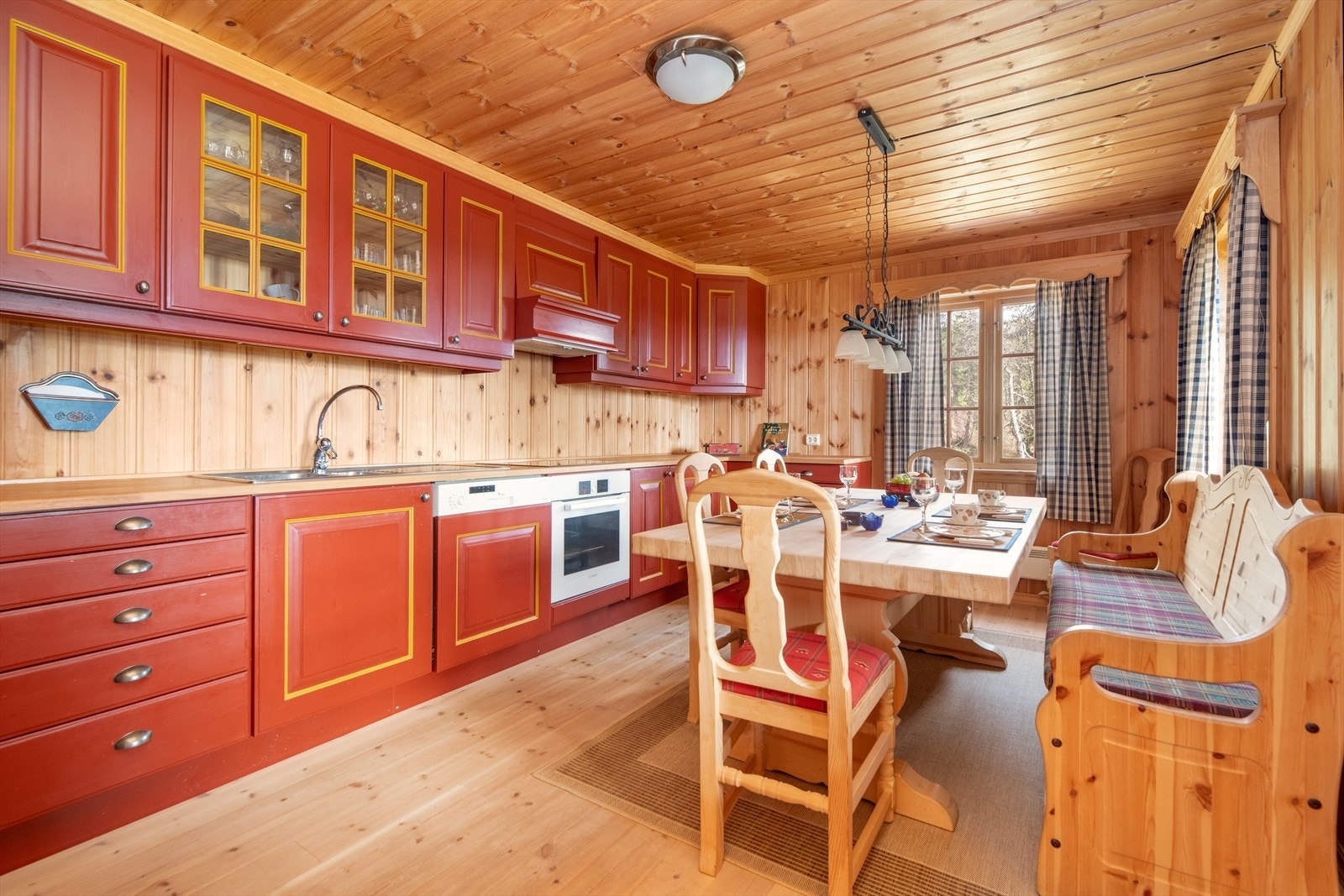 Inntil stua er det et koselig hyttekjøkken i bonderomantisk stil, med god plass til familie og venner rundt spisebordet. Galleribilde