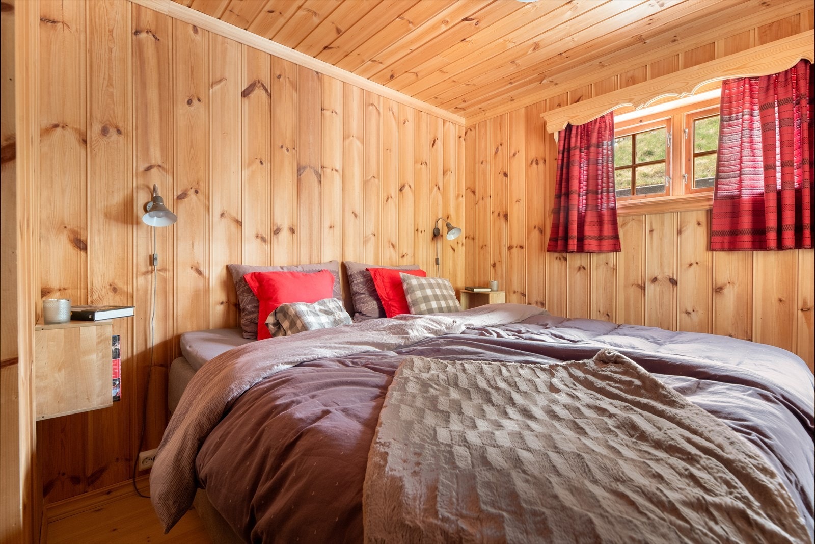 Soverommet i 1. etasje ligger godt tilbaketrukket fra oppholdsrommene, og er av god størrelse med plass til dobbeltseng og nattbord. Her er også garderobeskap. Galleribilde