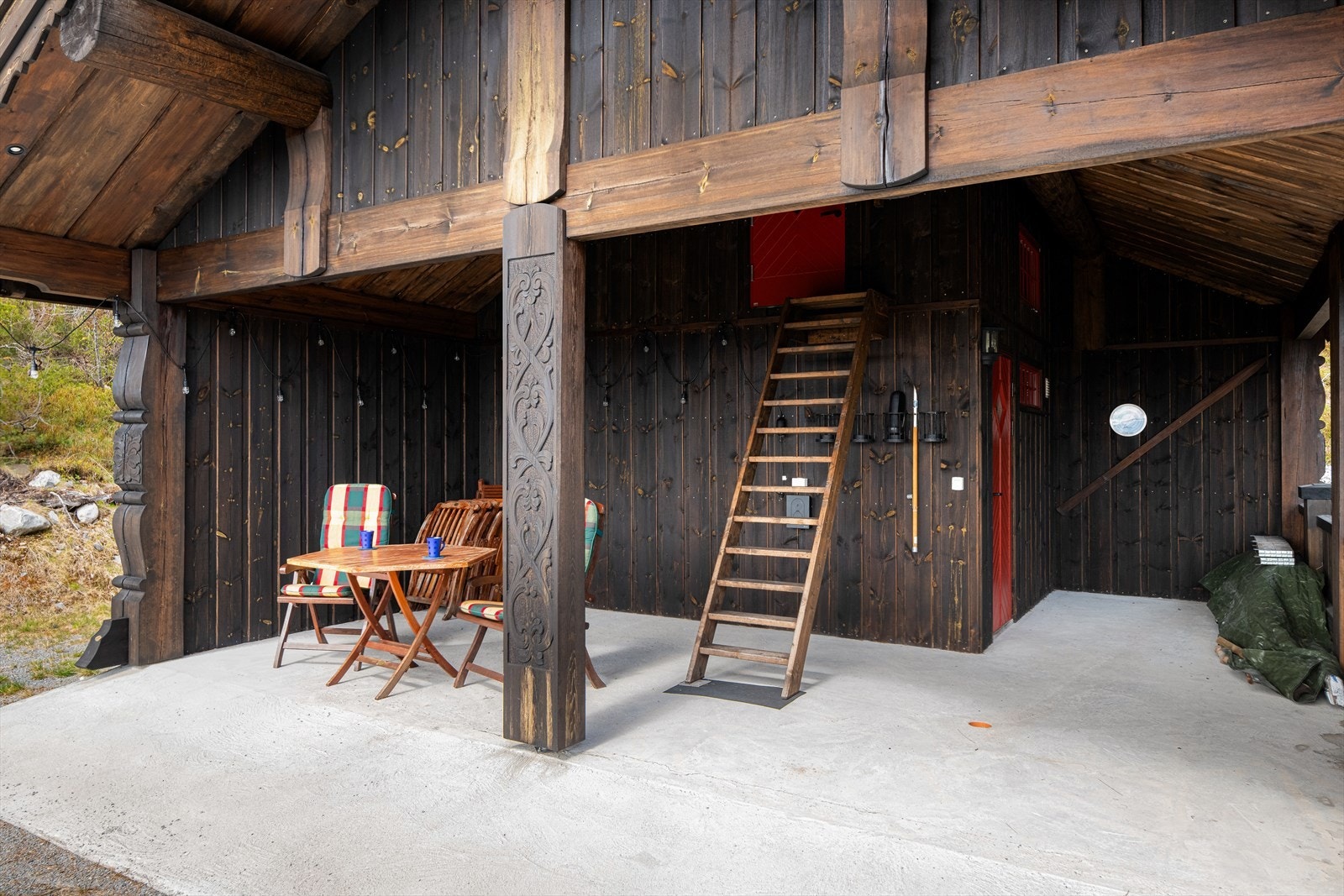 Garasjen med carport, bod og hems innredet med sengeplasser er oppført i 2018/19. Galleribilde