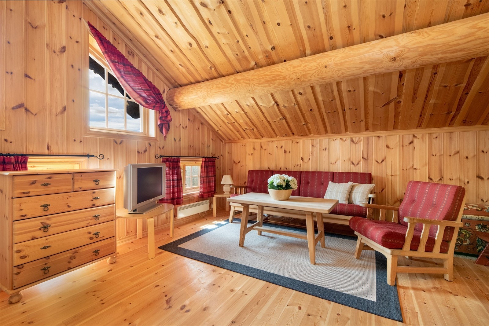 I 2. etasje er det en hyggelig loftstue med skråtak som i dag kombineres som soverom. Galleribilde