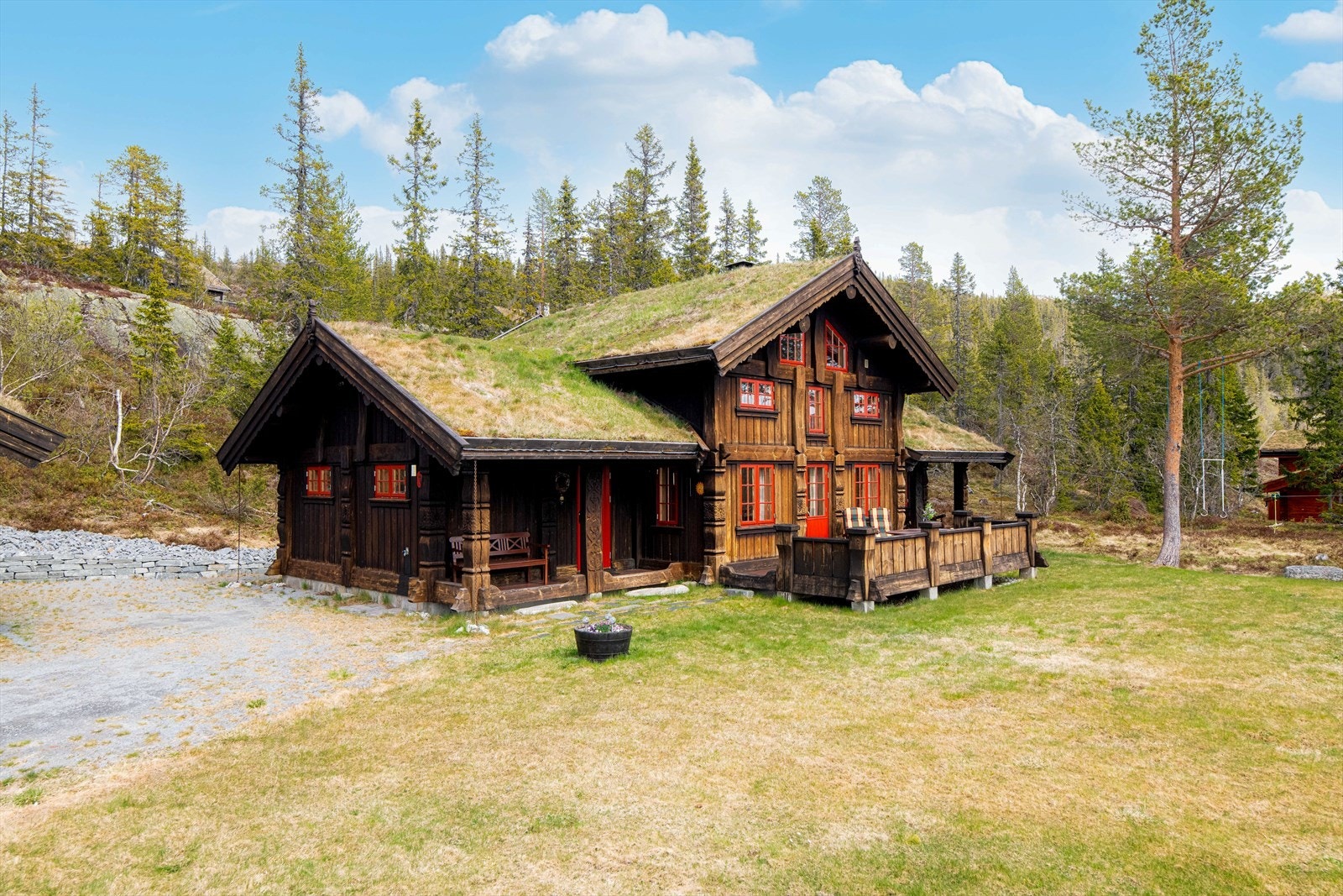 Hytta har vakre utsmykninger og torvtak som gir den gode hyttefølelsen. Parkering på romslig gruset gårdsplass samt i carport med ladeboks til el-bil. Lader er montert i 2024. Galleribilde