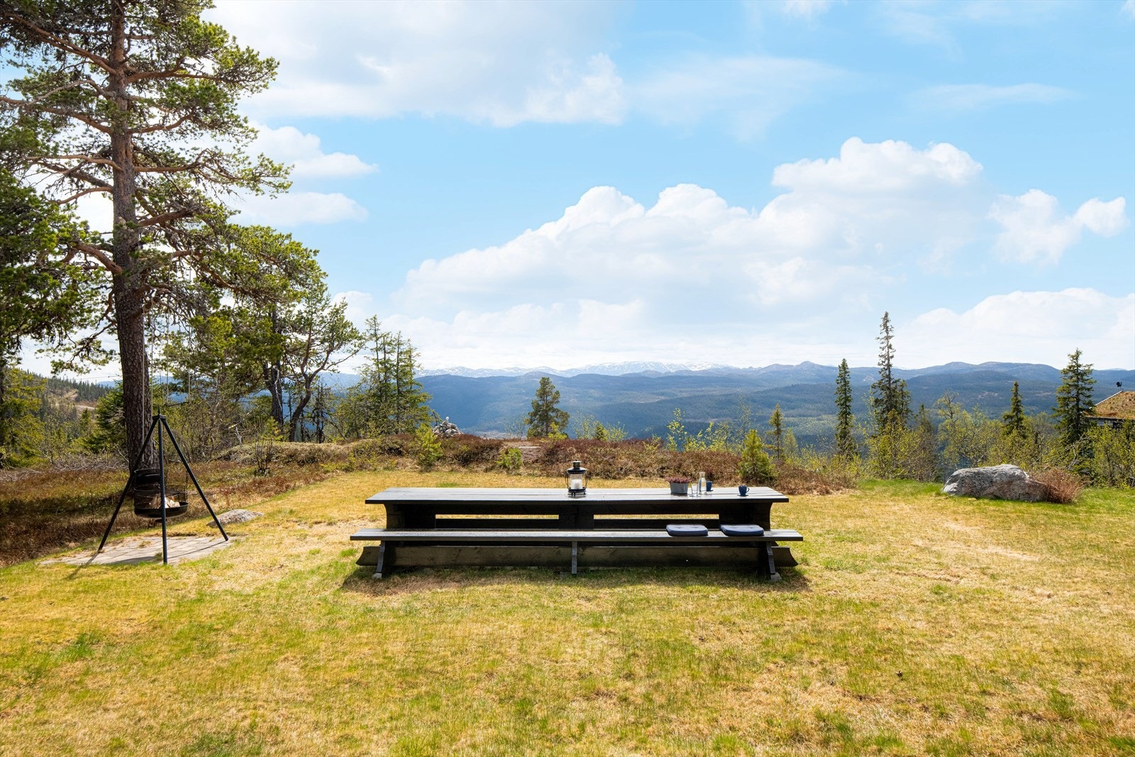Det er etablert en koselig bålpanneplass med langbord som innbyr til hyggelige familiesammenkomster og vennelag. Galleribilde