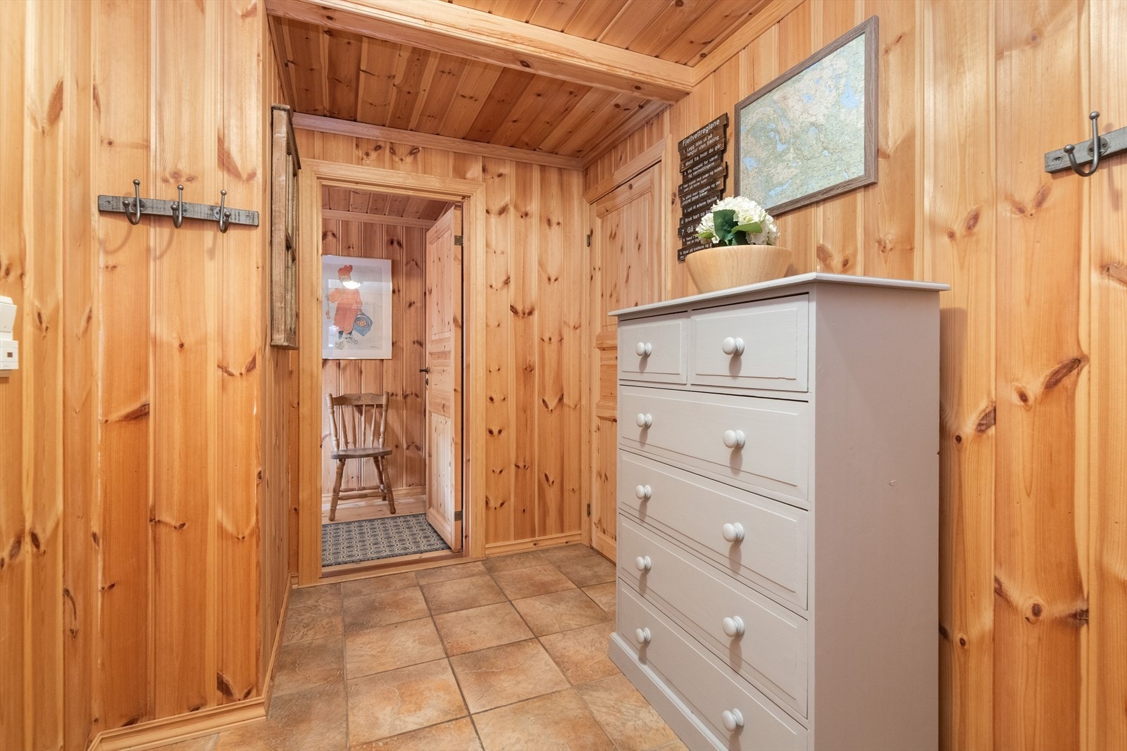 Med adkomst fra det hyggelige inngangspartiet kommer man inn i gangarealet hvor det er fliser på gulvet med varmekabler. Gangen har god plass til sko- og ytterklær, samt at det er plass til mindre oppbevaringsmøblement. Galleribilde