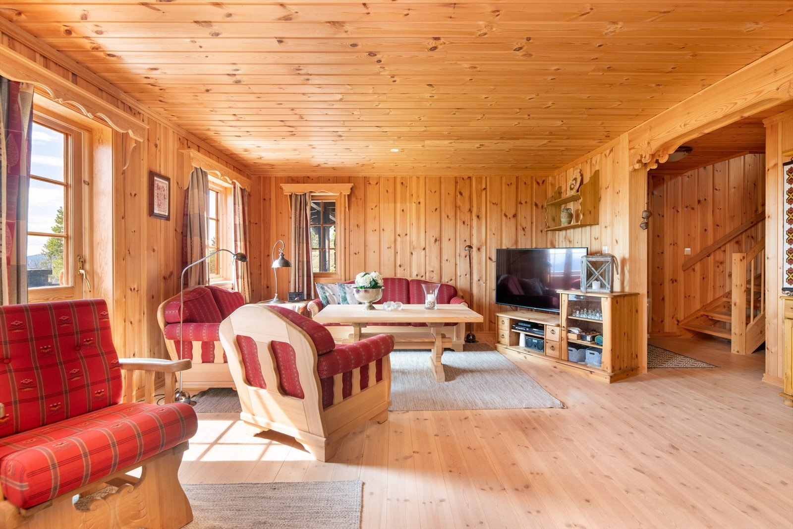 Fra stua med den gode hyttefølelsen er det utgang til solrik terrasse med god plass til diverse utemøblement. Galleribilde