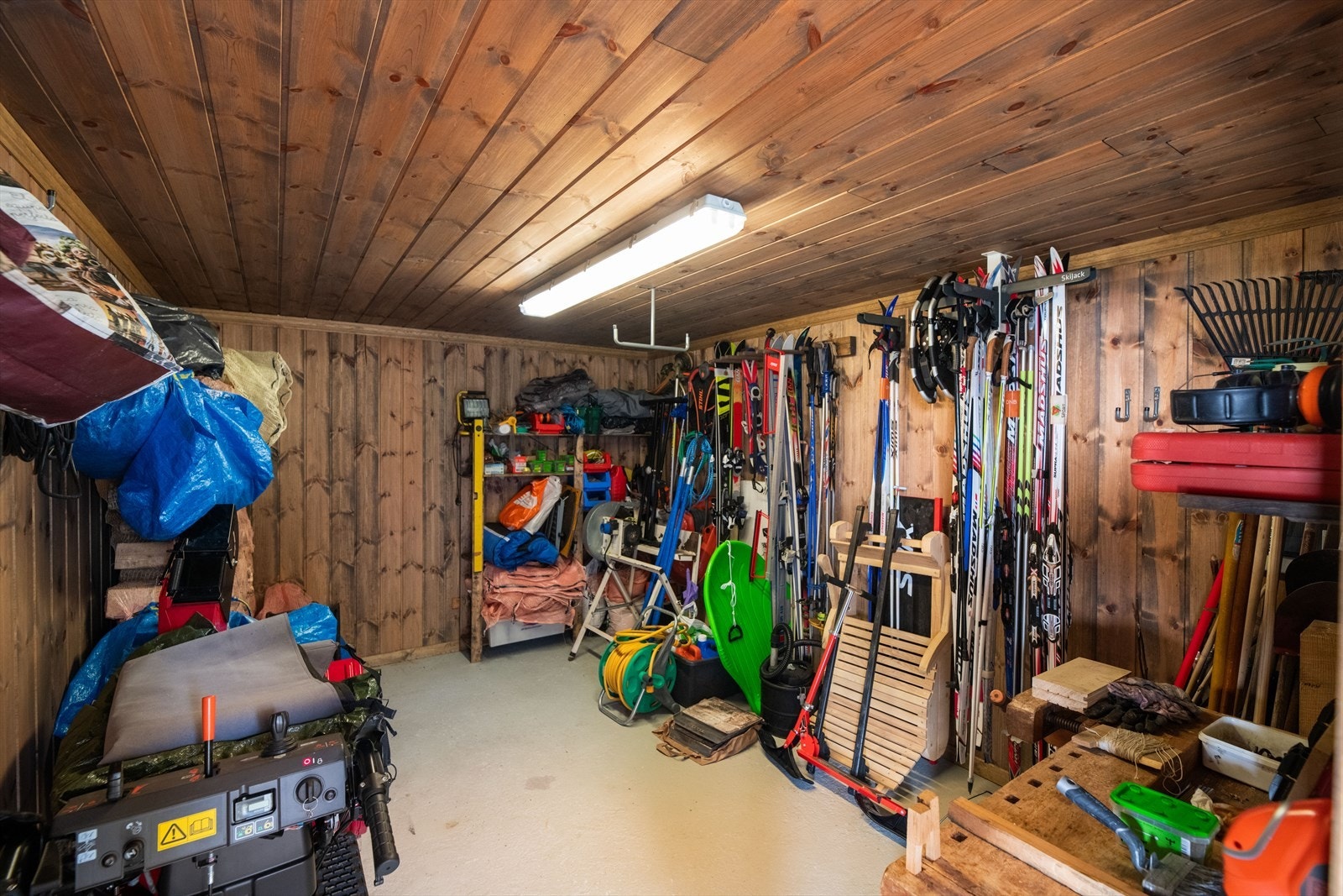 God bodplass i carport. Snøfreser kan kjøpes utenom, hagemøbler medfølger. Galleribilde