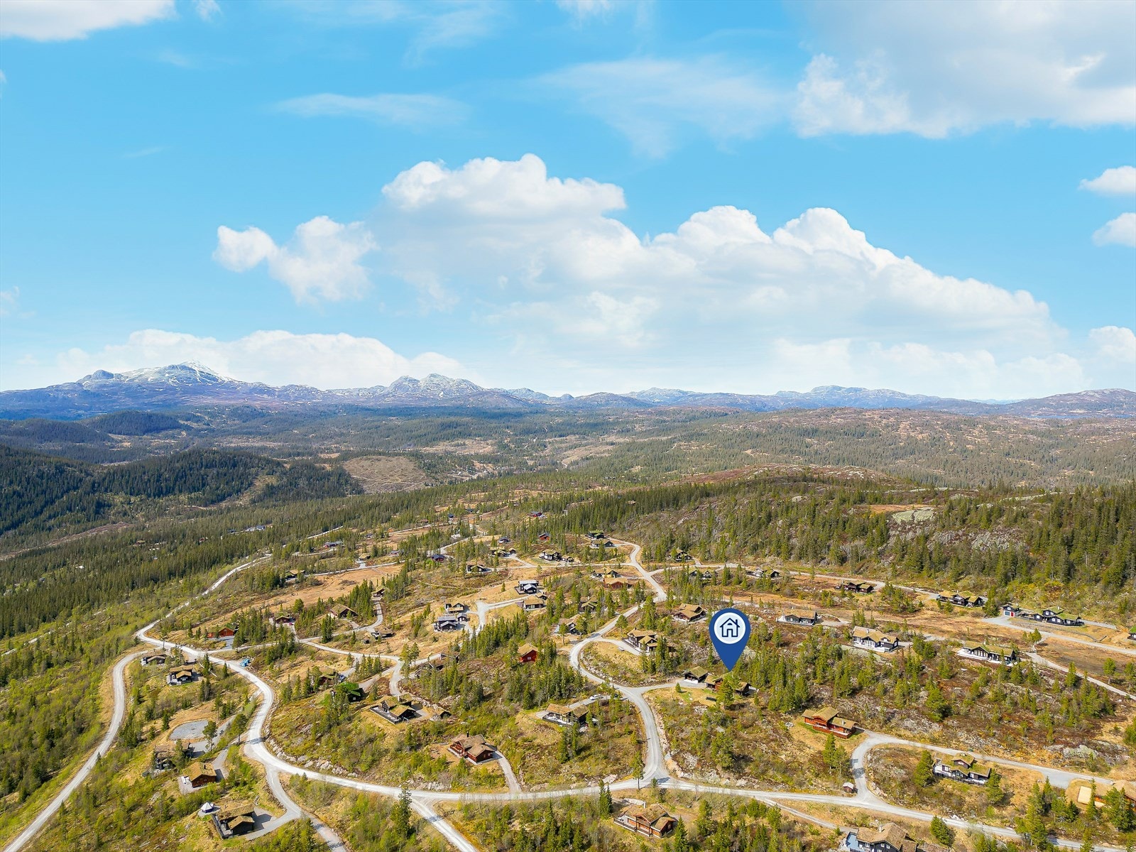 Aktiv hytteforening som arrangerer flere sosiale aktiviteter i løpet av året, spesielt rettet mot barn. Kort vei til Tuddal Høyfjellshotell (Norges eldste), som er kjent for sitt gode kjøkken. Galleribilde