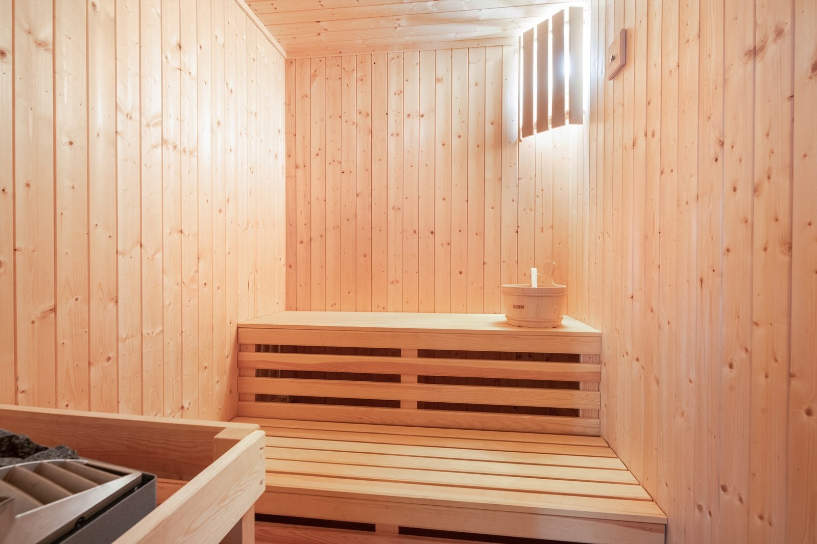 Tilliggende badet er det etablert en badstue hvor man kan slappe av og senke skuldrene etter en fin dag i skog og mark. Badstua har flislagt gulv, benker i to høyder og badstueovn. Galleribilde