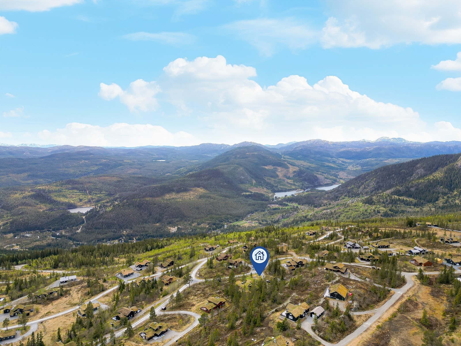 Hyttegrenda har en seriøs grunneier som hytteeierne har et godt forhold til, og som bl.a. drifter et lokalt vann- og renseanlegg og sørger for snømåking og vedlikehold av veier. Galleribilde