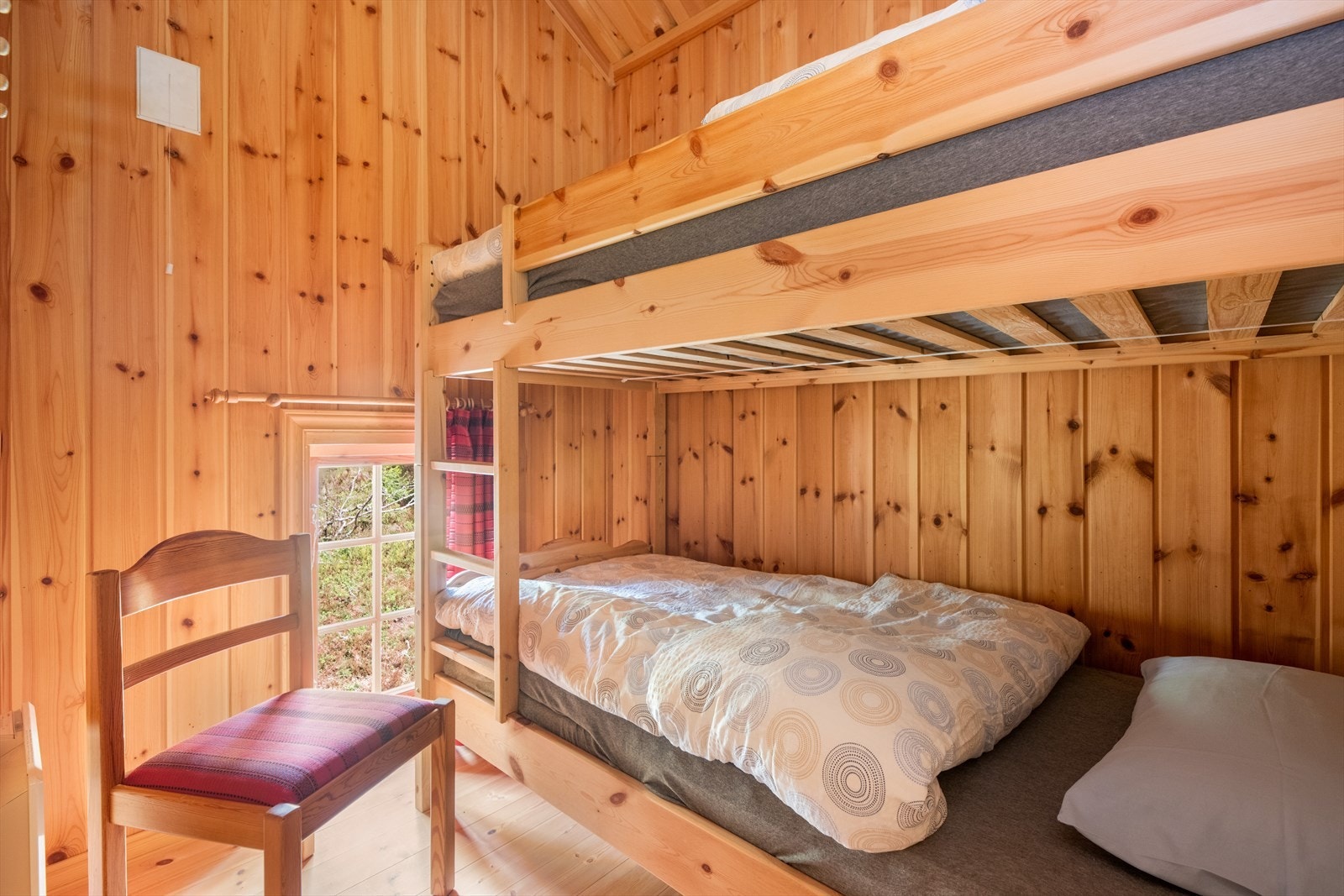 I tillegg er det to soverom til, et med køyesenger og et med 120-seng. Galleribilde