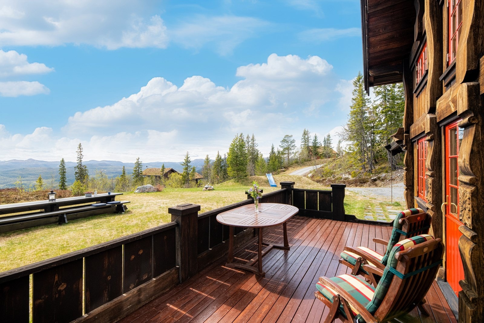 Hytta ligger på en romslig utsiktstomt på Flugonfjell, med sjenerøse uteområder i forkant av hytta. Galleribilde