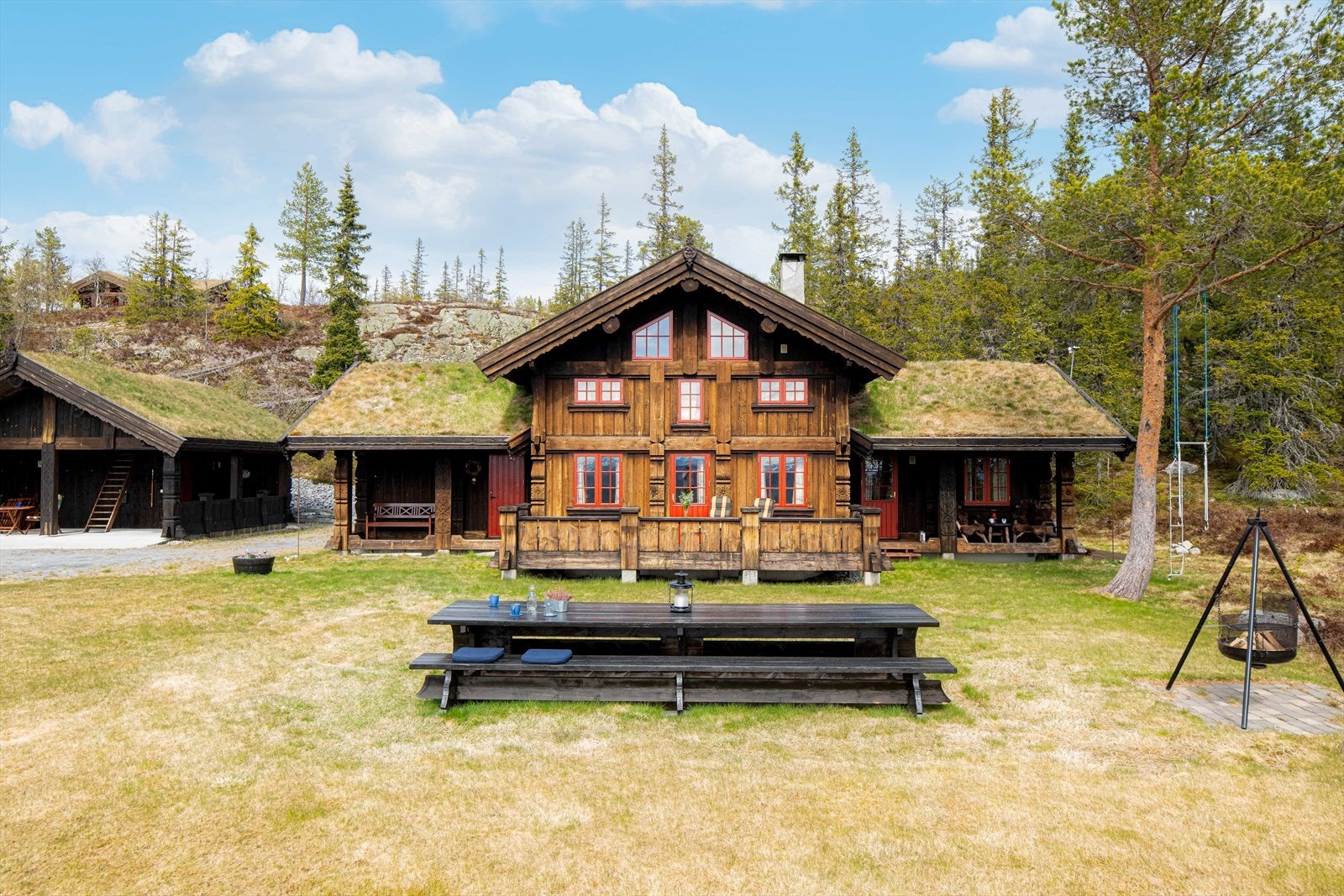 Eiendommen har god plass til diverse uteaktiviteter, og det er etablert en type løpestreng mellom trærne. Galleribilde