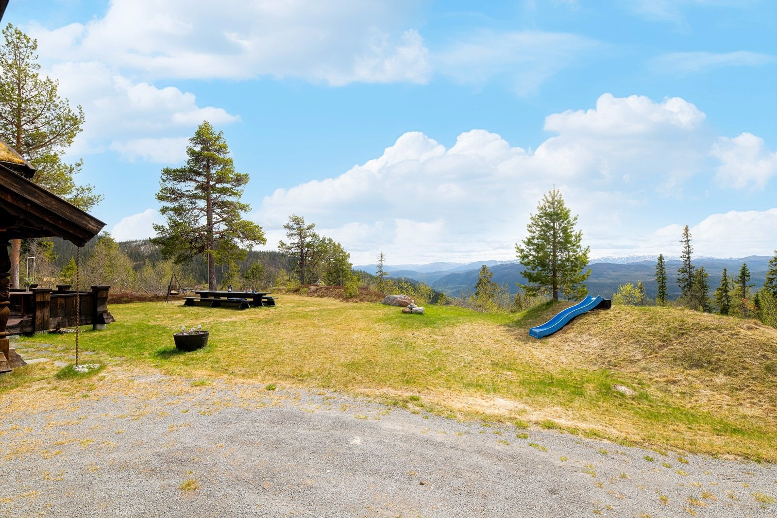 Eiendommen ligger usjenert til i hyttefeltet i stille og rolige omgivelser, med gode solforhold og strålende utsikt så langt øyet rekker. Galleribilde