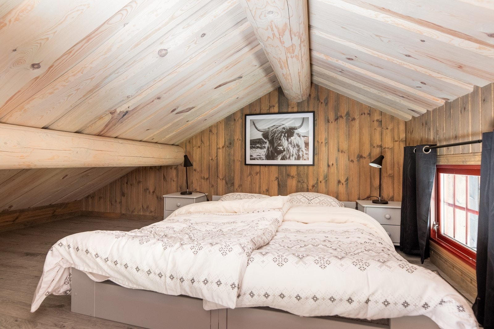 Bygningssakkyndig opplyser at hems over carport som er innredet som soverom ikke vil kunne godkjennes som rom for varig opphold grunnet lav takhøyde, men at rømningsvei er ok. Galleribilde