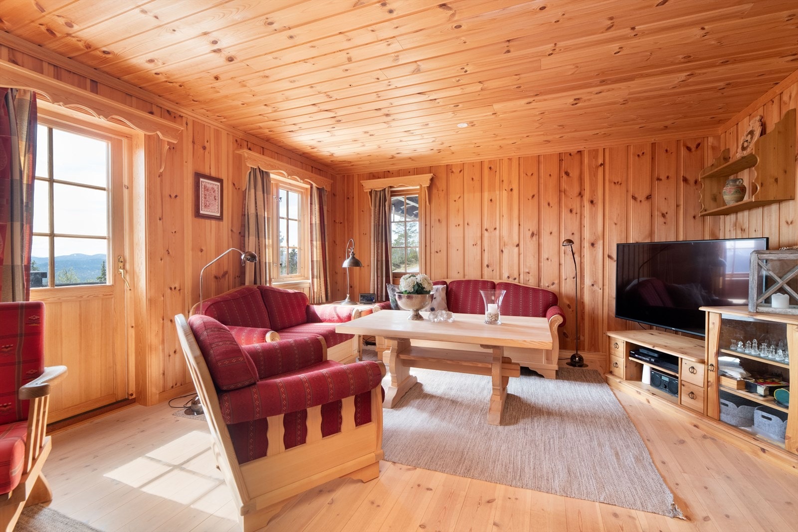 I henhold til opplysninger fra selger er eiendommen tilknyttet TV- og internett fra Altibox. Ny eier må selv bestille ønsket abonnement til TV- og internett, og dekke kostnader forbundet med dette. Galleribilde