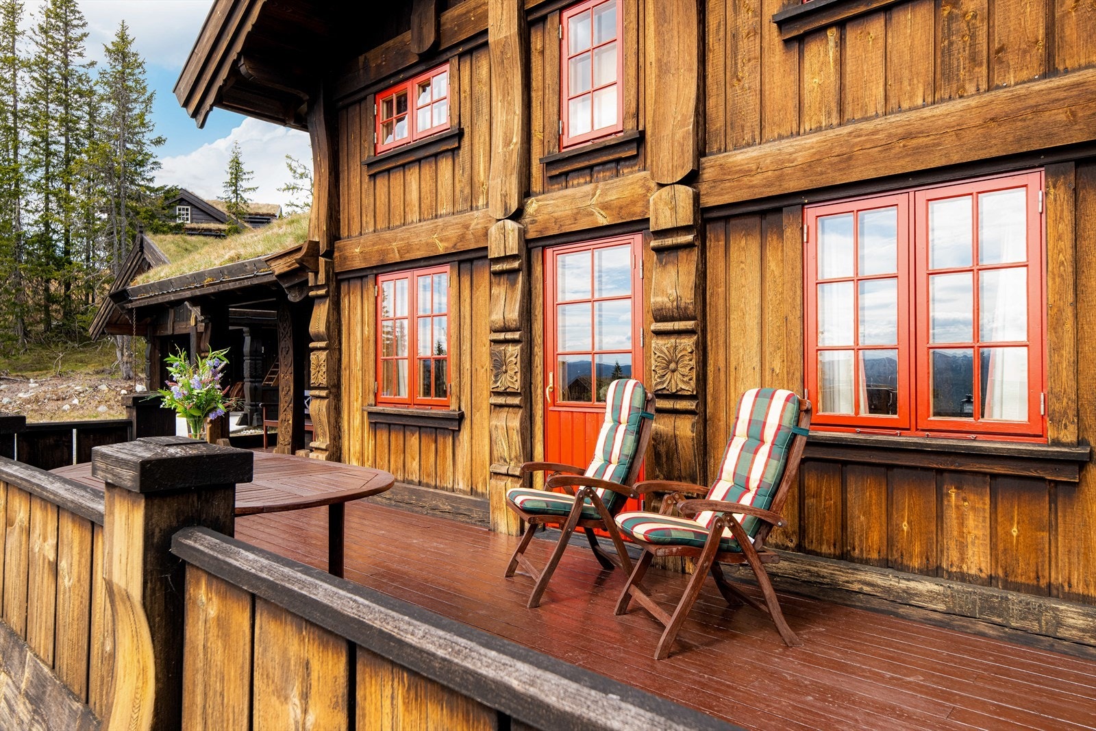 Selger opplyser at det er drenert langs baksiden av hytta inn mot skråningen i 2015. Galleribilde