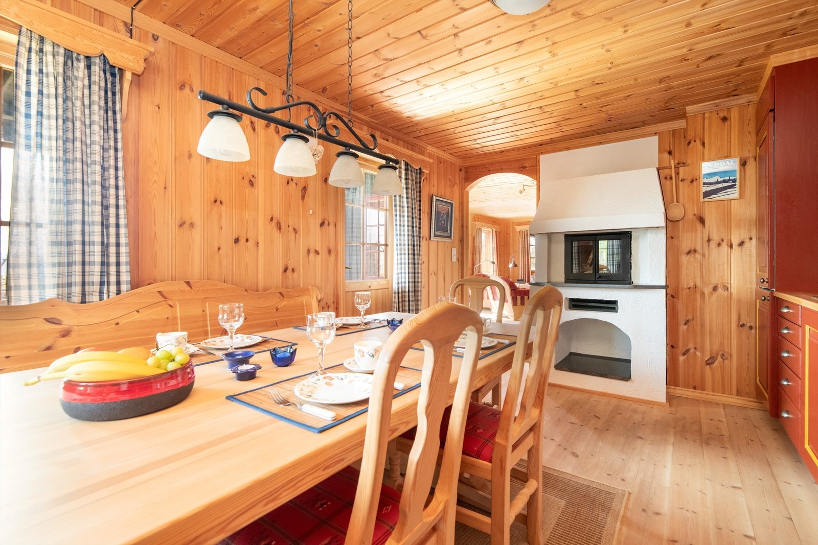 Også på kjøkkenet er det en koselig peis i hjørnet, hvitmalt med peisinnsats og oppbevaringsplass til ved. Kjøkkenet har gode arbeidsflater på heltre benkeplate, og integrerte hvitevarer som oppvaskmaskin, koketopp, stekeovn og kjøleskap. Galleribilde