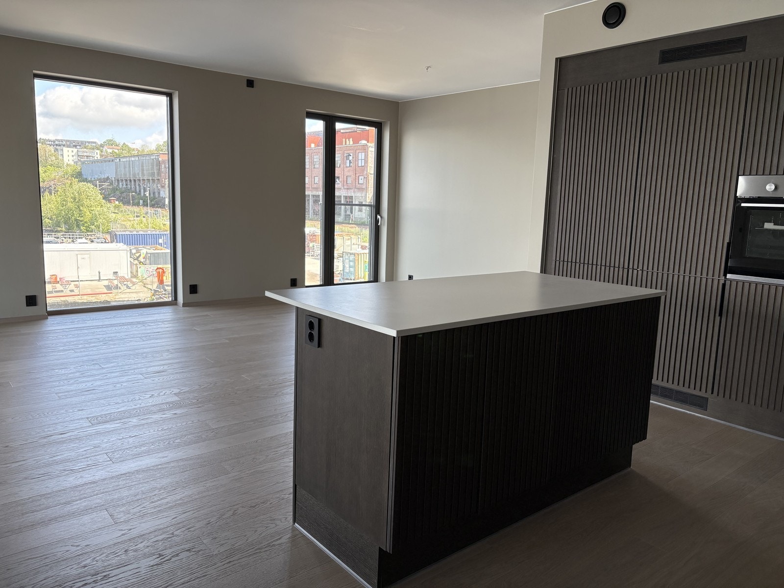 Øy med skap Galleribilde